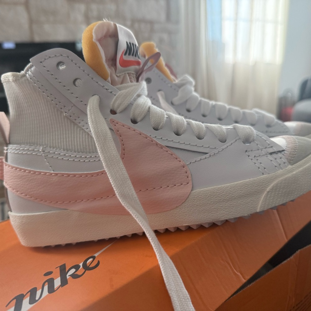 Nike Blazer Mid '77 in White and Soft Pink